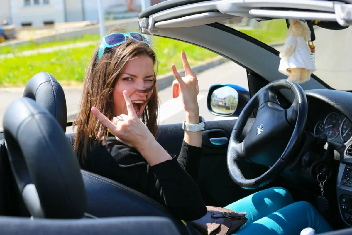 Im driving a car. Девушка за рулем. Девушка в машине за рулем. Вождение авто. Девушка водит машину.