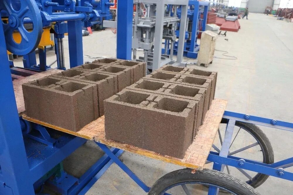 Qt4-24 машина для изготовления полых цементных блоков в Корее. Вибропресс брусчатка 100-100. ПГК 2000 пресс для производства кирпича. Оснастка для вибропресса блок пустотелый.