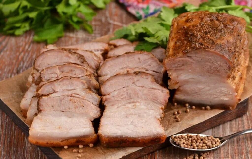 Как вкусно приготовить домашнюю грудинку
