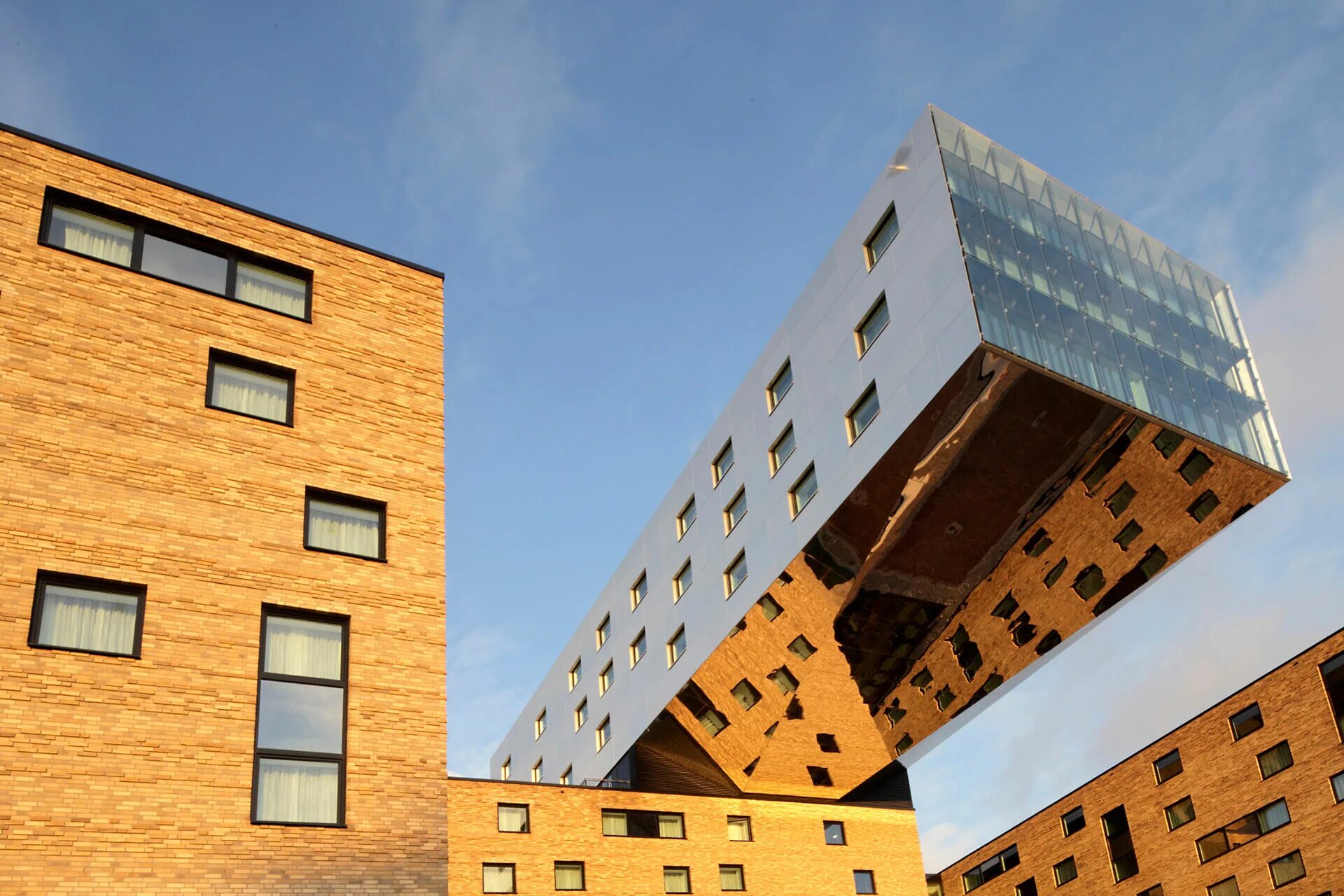 Кирпич архитектор. Современные кирпичные здания. Современный кирпичный фасад. Мьюз архитектура. Сергей скуратов architects.