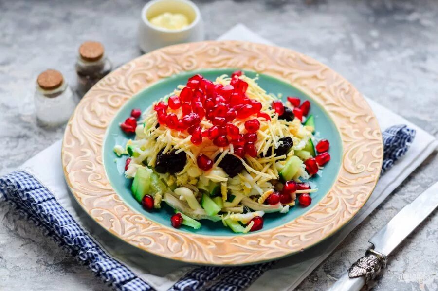 Курица сыр гранат. Салат с курицей черносливом и гранатом. Салат с гранатовыми зернами и курицей. Салат с черносливом и гранатом. Салат с зернами граната.