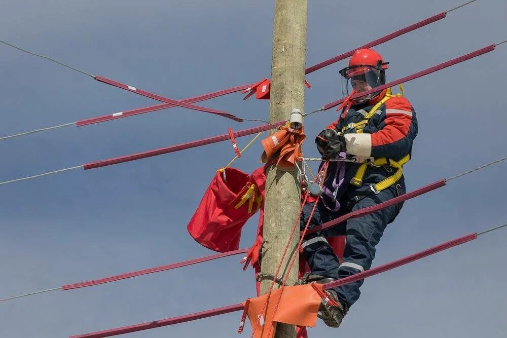 Электромонтеры на опорах. Работа под напряжением. Работа под напряжением на вл. Работы под напряжением в электроустановках.