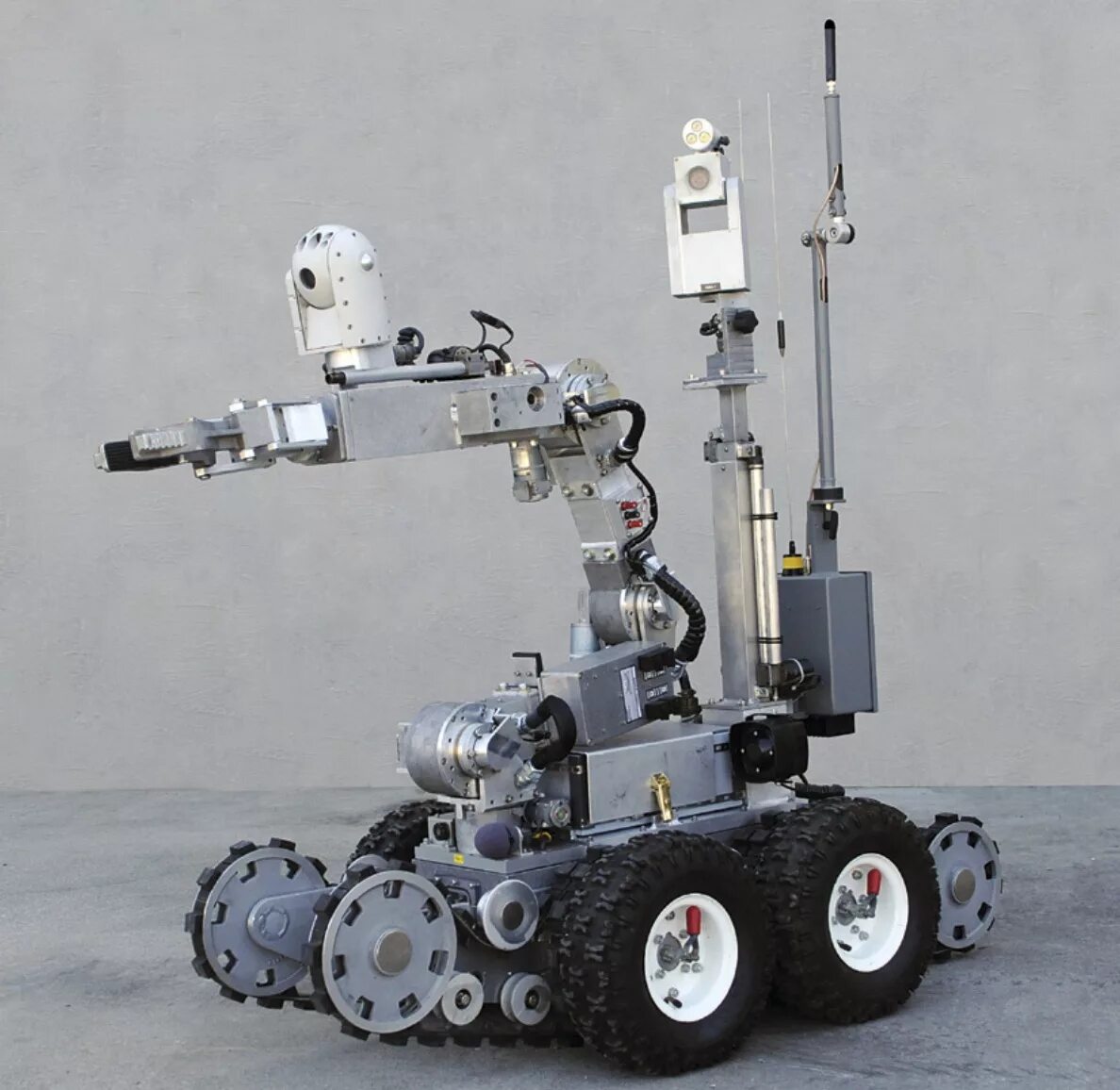 Примеры использования роботов. Робот Remotec Andros. Робот Norton Grumman Remotec. Колесные роботы. Колесные мобильные роботы.