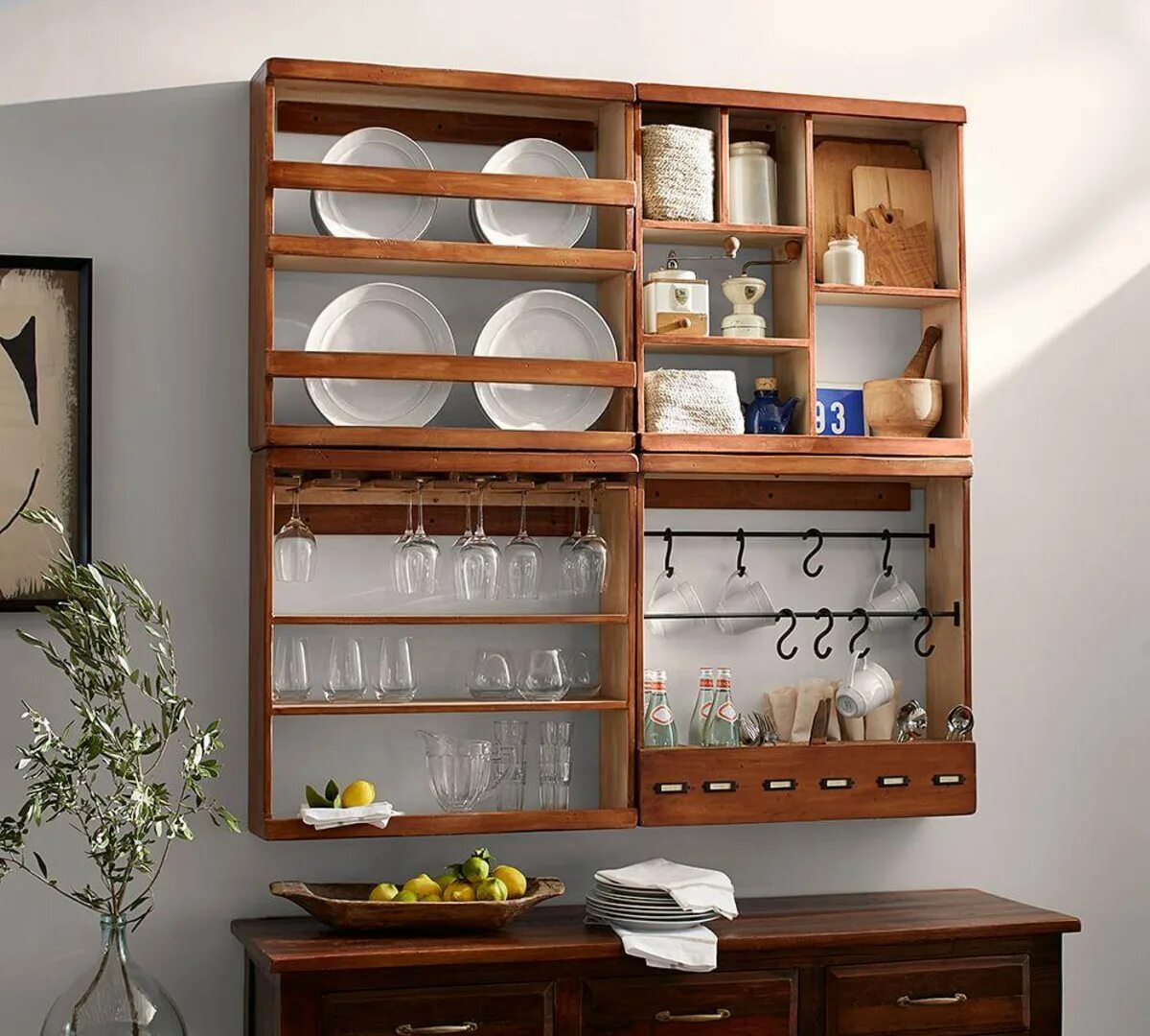 Полки на кухню навесные. Кухонные полки навесные открытые. Полки для кухни на стену. Открытые полки на современной кухне. Кухня с полками вместо шкафов.