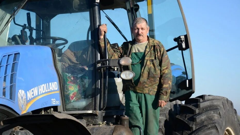 Механизатор на кировце. Сто тракторов. Механизаторы на т 150к. Аграрный механизатор. Ищу работу механизатором.