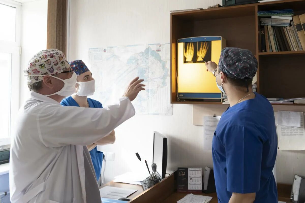 регистратура приемного отделения. травмпункт 110 поликлиники. городская поликлиника 214 филиал. травмпункт. 6 корпус областной больницы южно сахалинск.