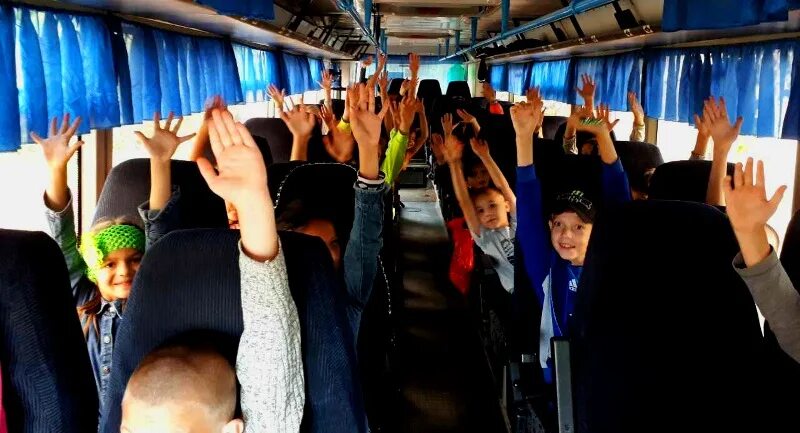 Дети в автобусе на экскурсии. Автобусный детский туризм. Автобусная экскурсия детский лагерь. Автобус для путешествий. Пассажиры с детьми в автобусе