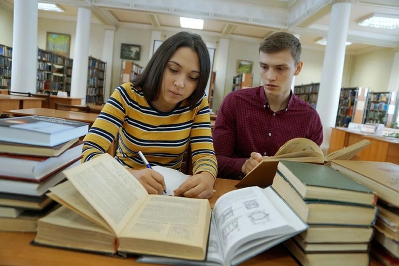 В библиотеке два читальных. Студенты в вузе. Студенты в библиотеке. Заниматься в библиотеке. Поступить в вуз.