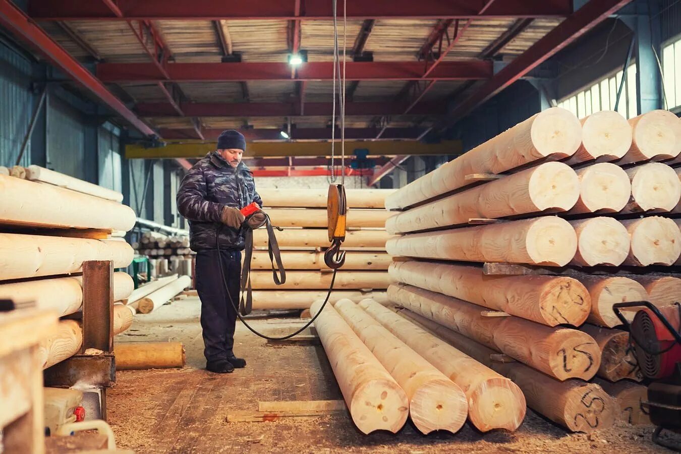 бревно оцилиндрованное (диаметр 180мм. оцилиндровка бревна. оцилиндрованная древесина. бревна для стройки. строительные материалы бревна.