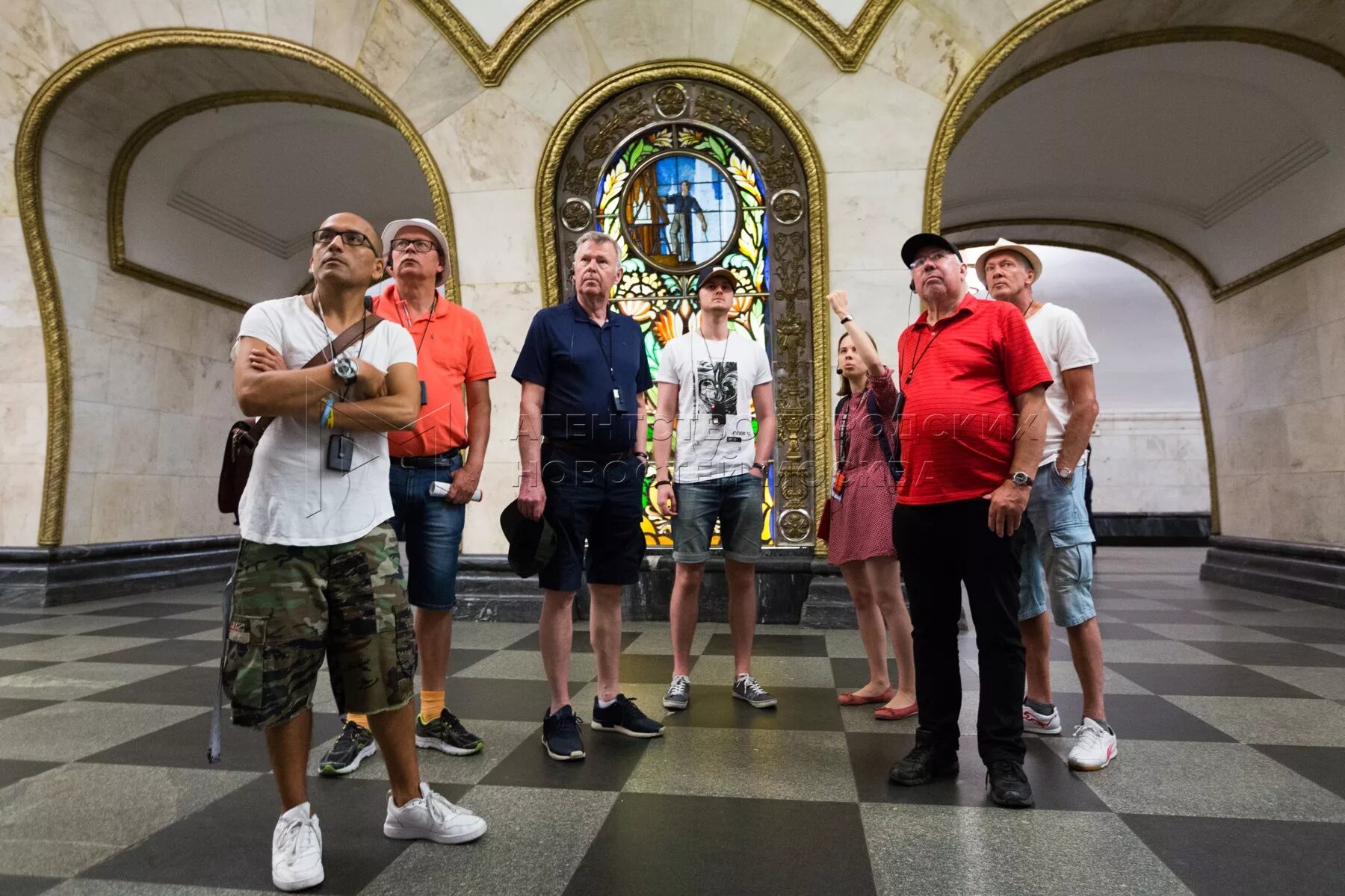 Экскурсионное метро. Экскурсия в метро. болельщики чм 2018 в метро. экскурсия в метрополитен. туристы и экскурсии в метро москвы.