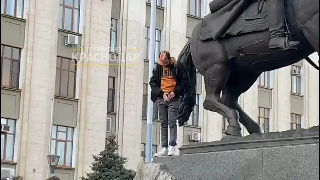 Залезли на статую