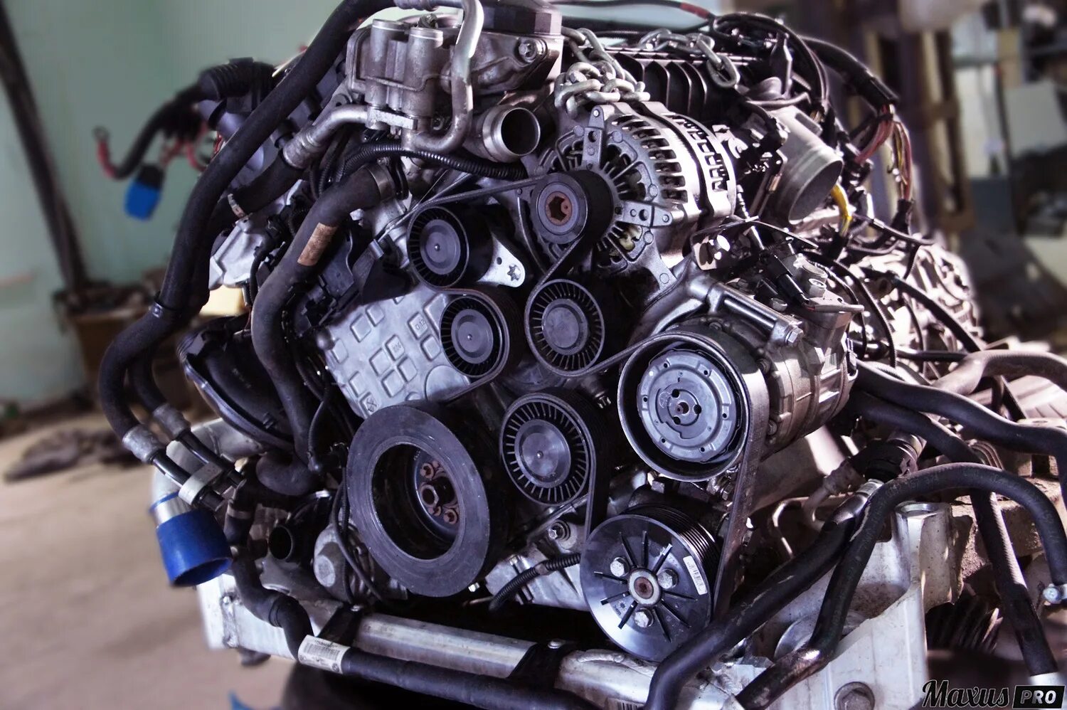 Приводной ремень БМВ х6 n54. Обводной ремень n54 BMW. BMW n55 ремень генератора. Мотор n54 BMW.