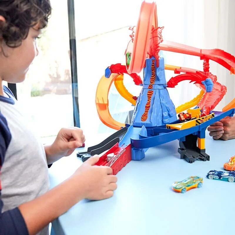 Hot wheels дети играют. Трек hot Wheels Volcano Escape ftd61. Набор игровой hot Wheels вулкан ftd61. Хот Вилс Сити вулкан. Трек hot Wheels Сити вулкан.