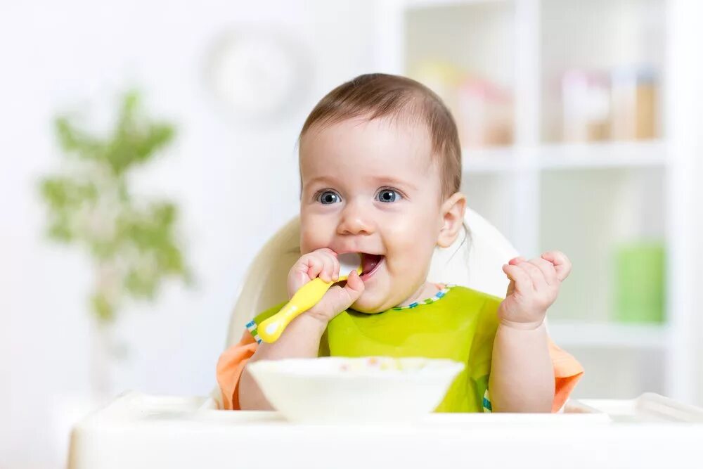 Ребенок ест. Малыш ест. Еда для детей. Детское питание. Питание ребенка старше 1 года