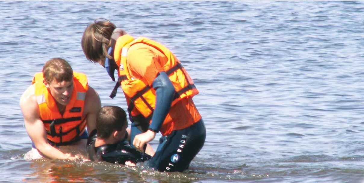 Спасательные общества. Спасение на воде. Спасатели на воде летом. Спасение на воде летом. Спасение на воде МЧС.