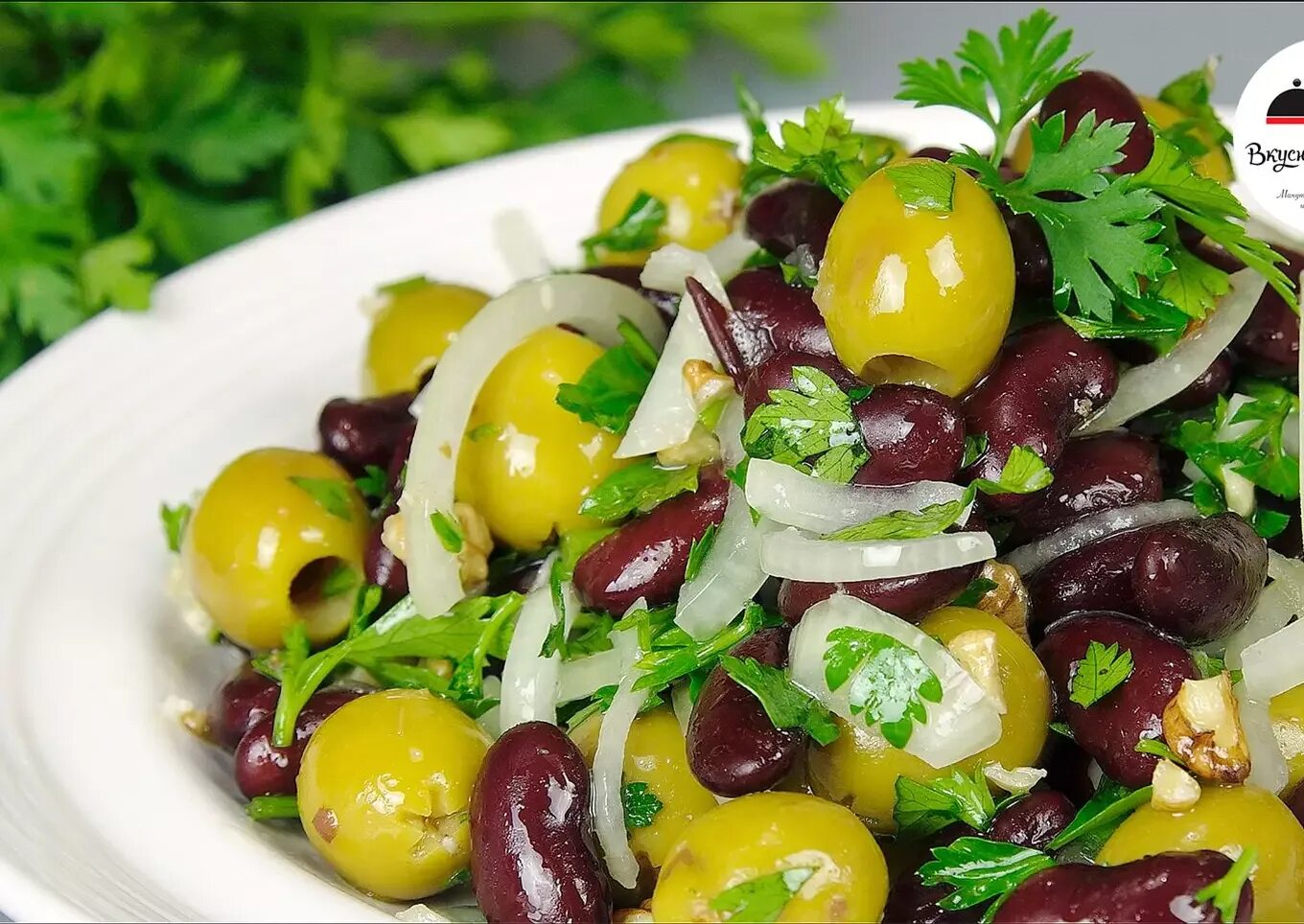 Постные салаты быстро и вкусно. Постные салаты. салат с оливками. салаты без майонеза на праздничный стол. блюдо для оливок.