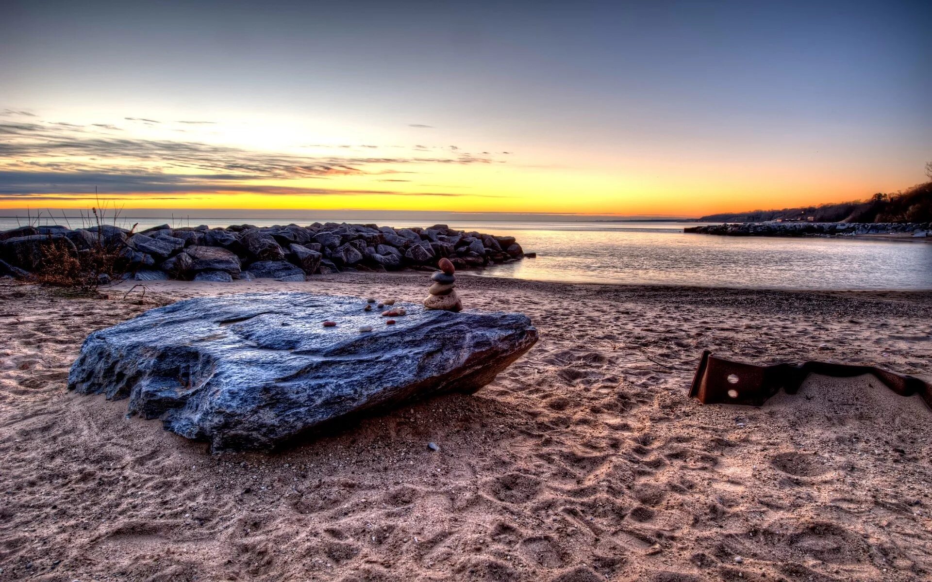 Камни на берегу моря. Валуны на берегу моря. Море камни. Берег с камнями.