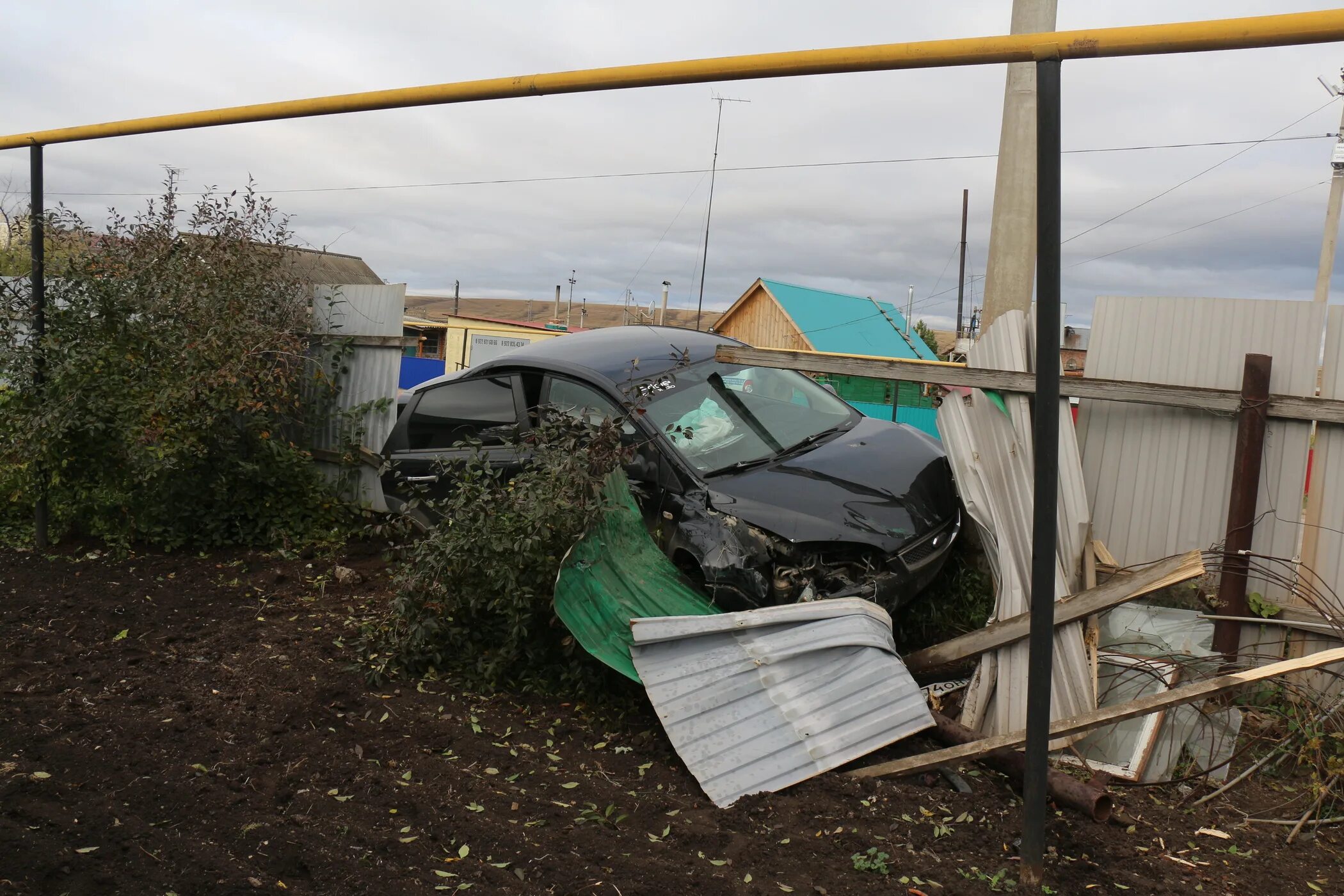 Новости абдулино оренбургской области. Машина врезалась в забор. Машина въехала в забор.