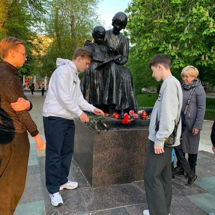 На память о первом. Сквер первой учительницы Саратов. Памятник учительнице Саратов. Памятник первой учительнице. Памятник первому учителю в Саратове.