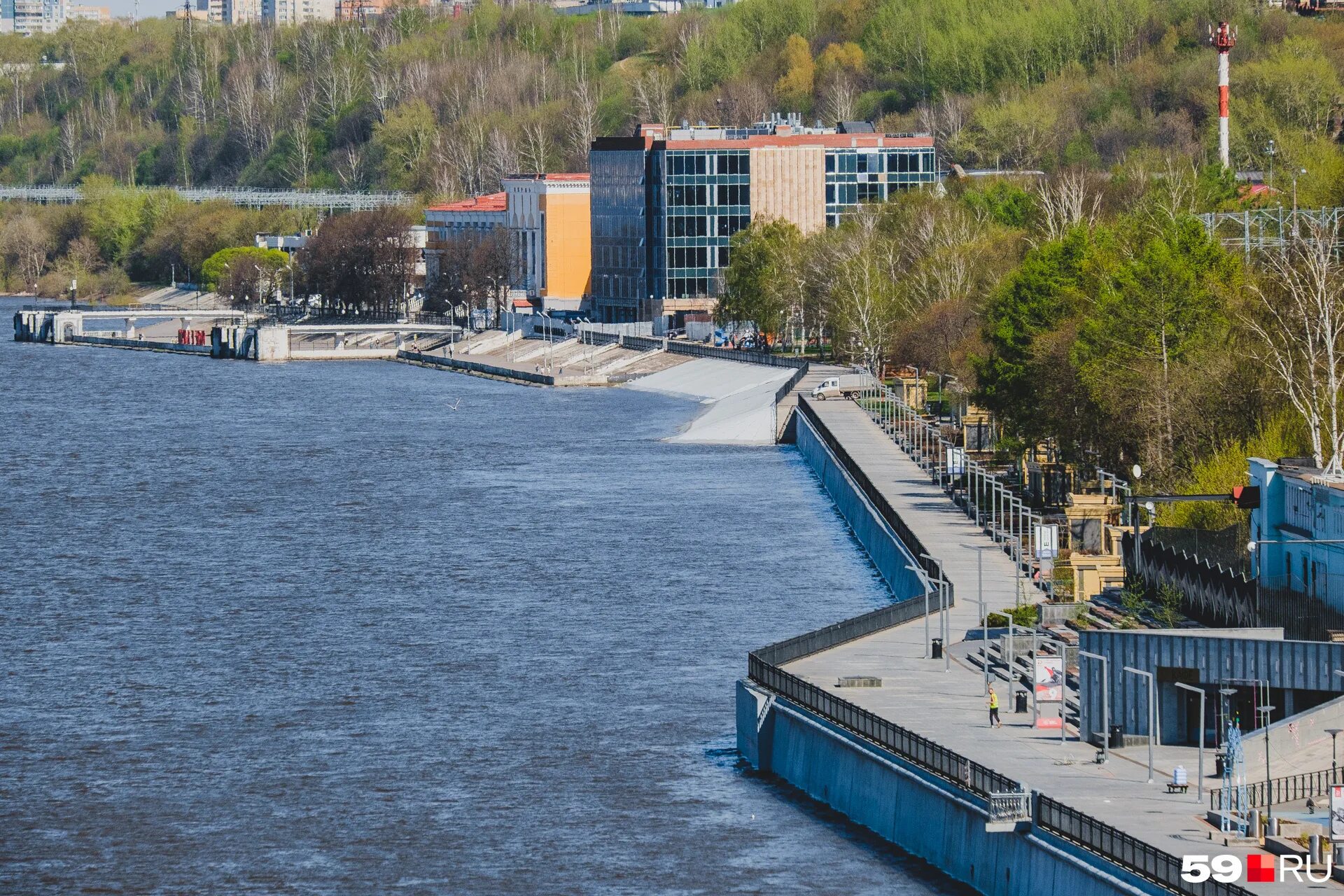 набережная кабан. сцена на набережной нижневартовск. набережная пермь. новая набережная челябинск. проход закрыт забор.
