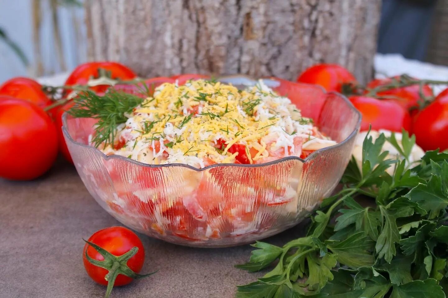 Салат с консервированными помидорами. Салат с помидорами. салат с помидорами и сыром. салат из помидоров и сыра. салат из помидоров с чесноком.