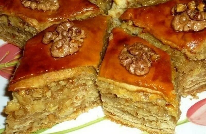 Пахлава медовая турецкая. Пахлава с грецкими. Пахлава (баклава) десерт. Пахлава из слоеного теста. Пахлава с грецким орехом классическая адлер акопов.