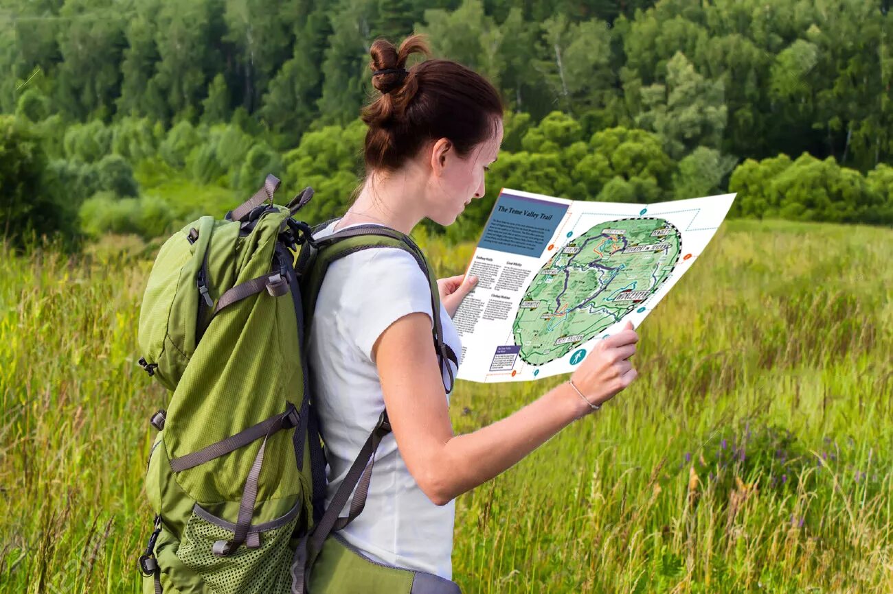 Read a map. Туристы. совместное чтение карты. картинки. girl reading a map. read a map picture.