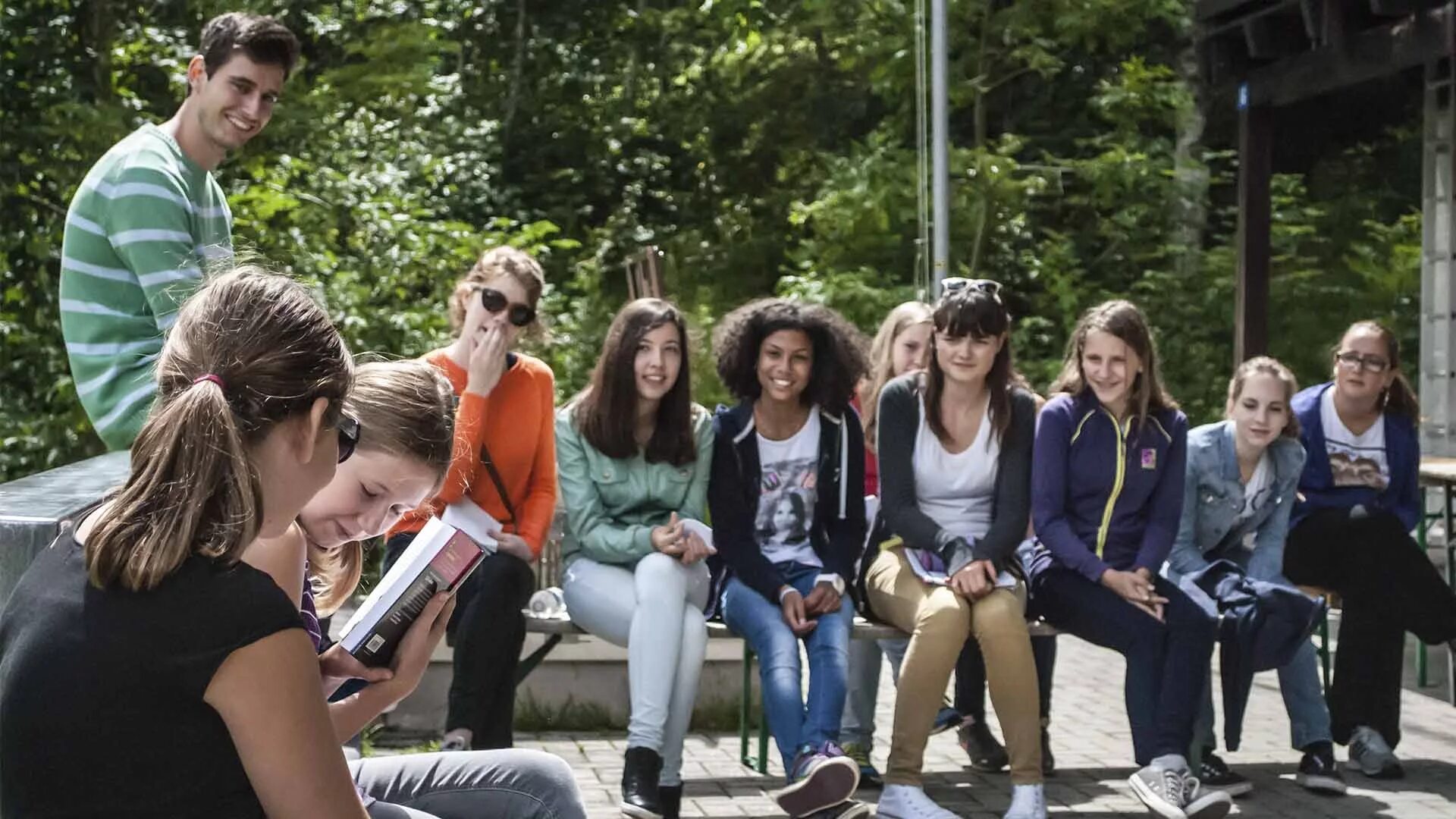 25 летняя школа. Молодежь Германии. Летний лагерь в Швейцарии. Молодежь Швейцарии. Студенты гуляют.