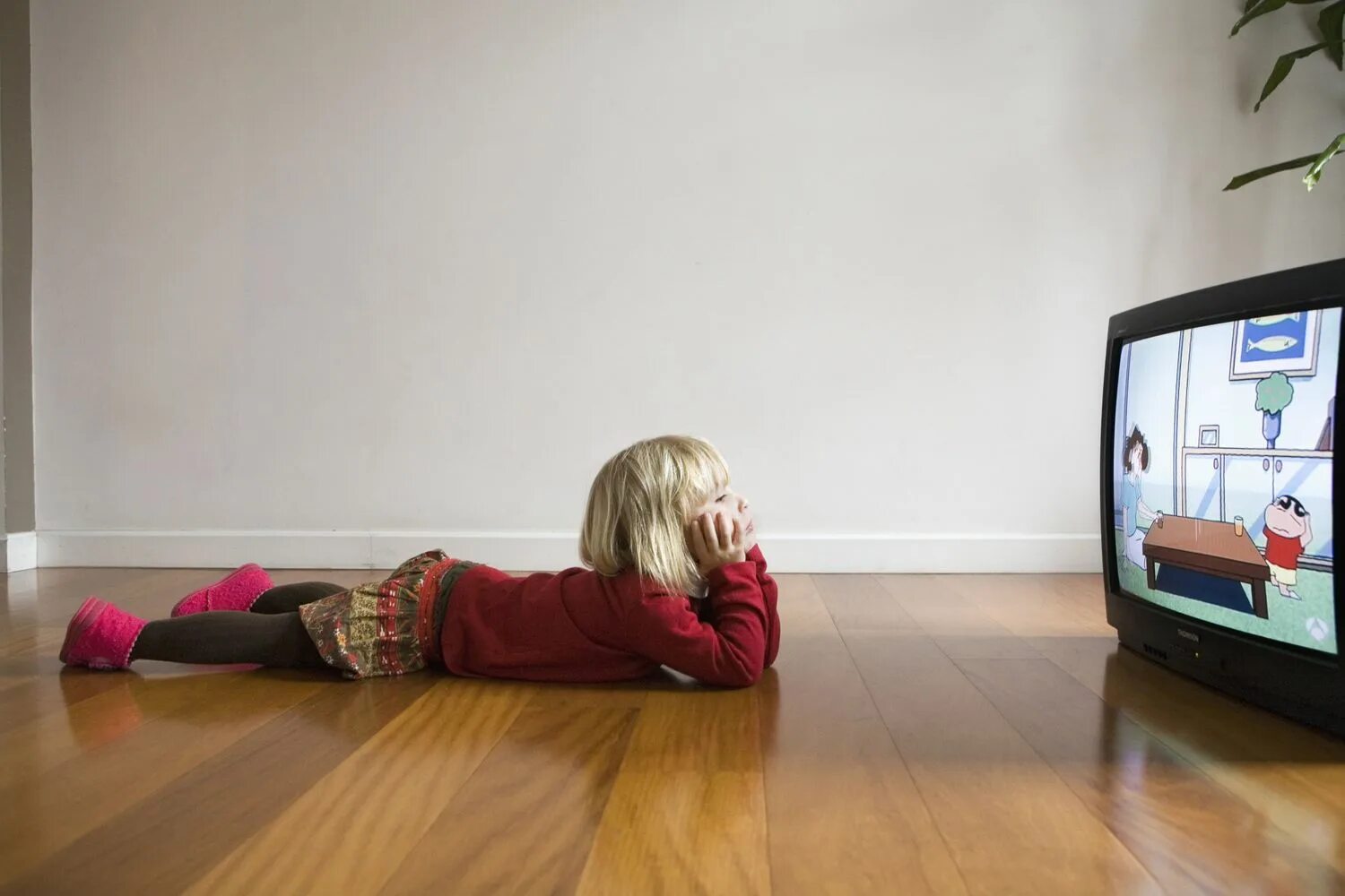 Kids watching tv. Телевизор для детей. Детство перед телевизором. Девочка телевизор. Малыш и телевизор.