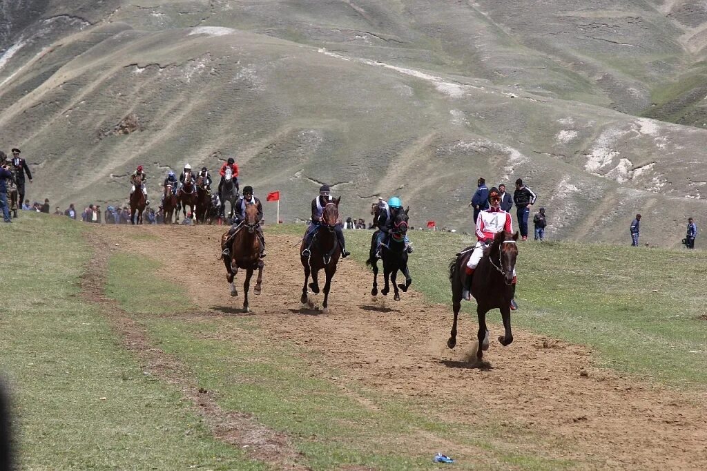 Погода верхний курп. Скачки Хунзах. Скачки на Кавказе. Скачки на лошадях на Кавказе. Хунзах лошади.