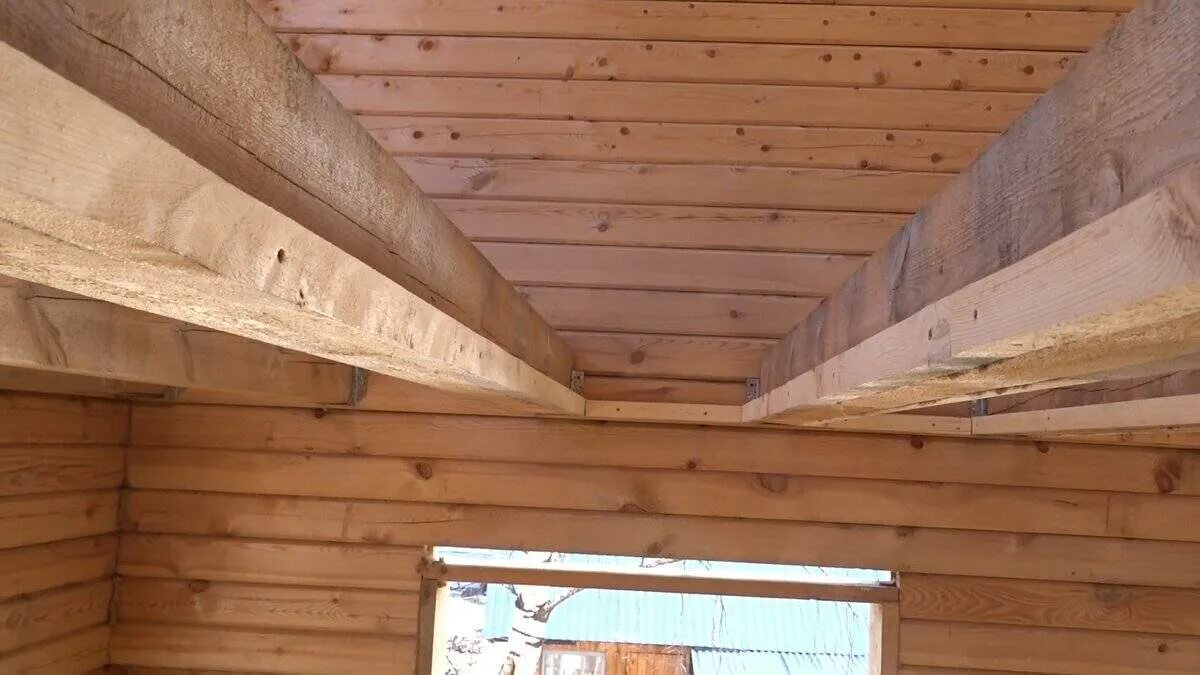 Подшивка по балкам. Подшивка деревянных балок 50х200. 100. Подшивка деревянного перекрытия. Двутавровые балки чердак.