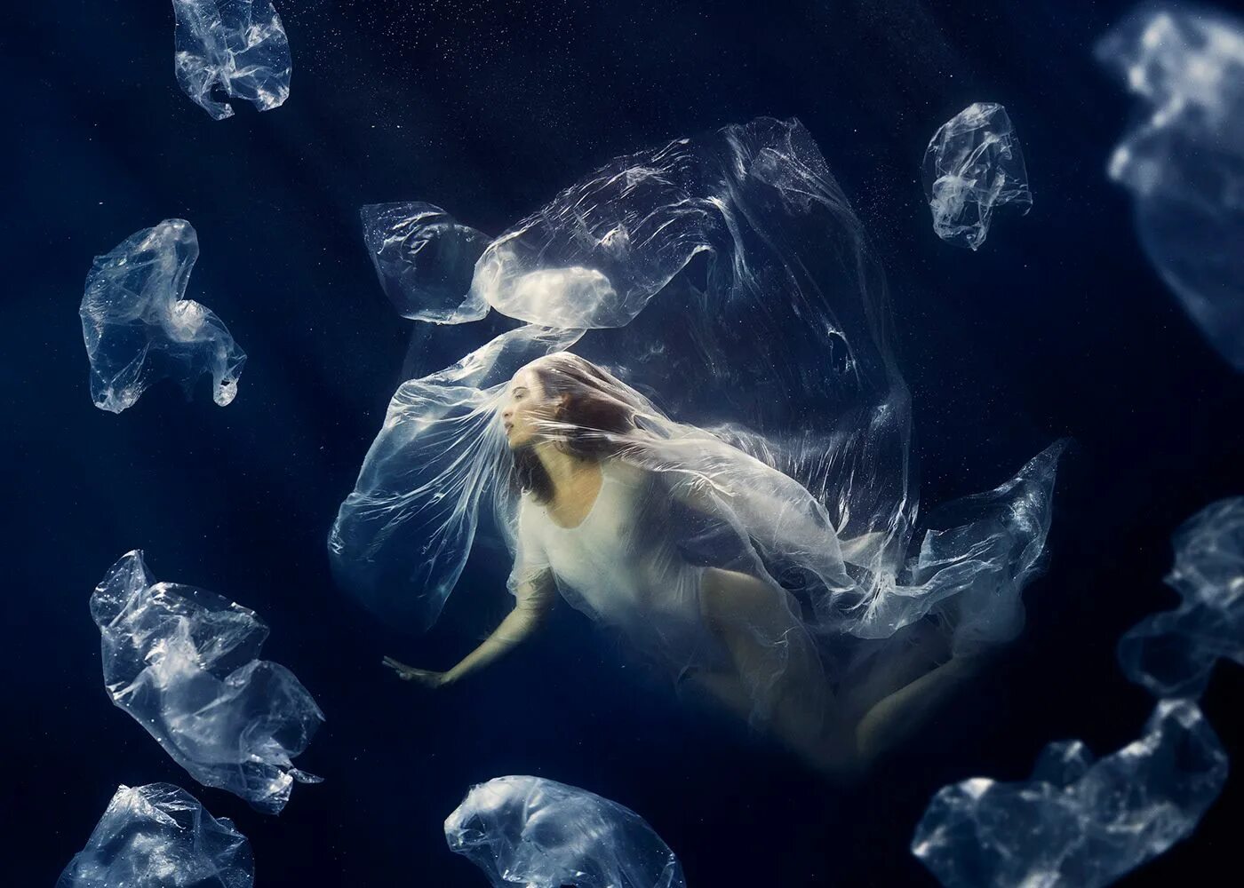 Пластик тонет. Marine Life Drowning in Plastic pollution. Plastic pollution animation. Ем полиэтилена