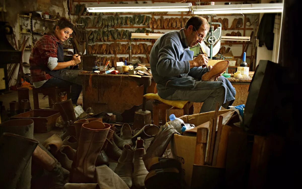 комната сапожника. профессия обувщик. мастерская сапожника. сапожник в мастерской. сапожное ремесло.