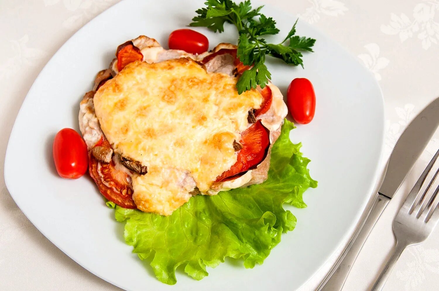 Как правильно делать мясо по французски. Мясо по французски. свинина под сыром. отбивная с помидором и сыром. курица по французски.