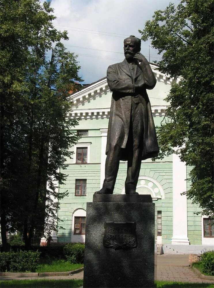 Звучащий памятник. Памятник Чайковскому в Клину. Памятник Петру Ильичу Чайковскому в Клину. Клин Советская площадь памятник Чайковскому. Памятник Петра Ильича в Клину.