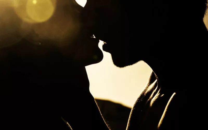 Light kiss. Поцелуй силуэт. Поцелуй теней. Поцелуй в темноте. Поцелуй в полумраке.