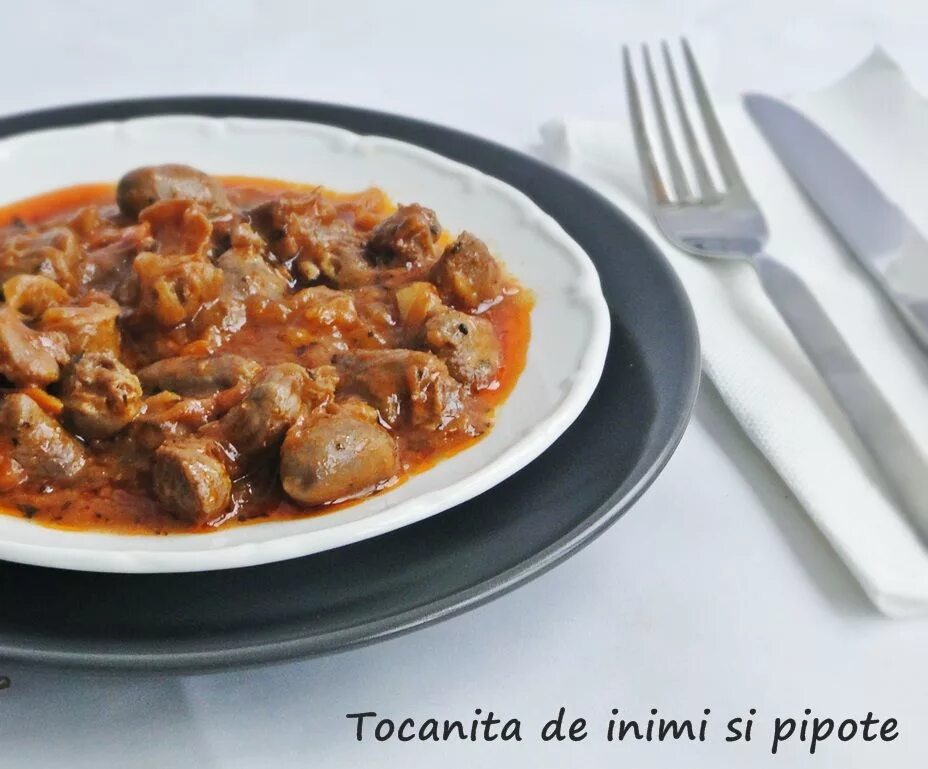 Рецепт подлива с сердечками. Гуляш из сердечек куриных с подливкой. гуляш потрошков куриных. гуляш с куриными сердечками. куриные сердечки с подливкой.