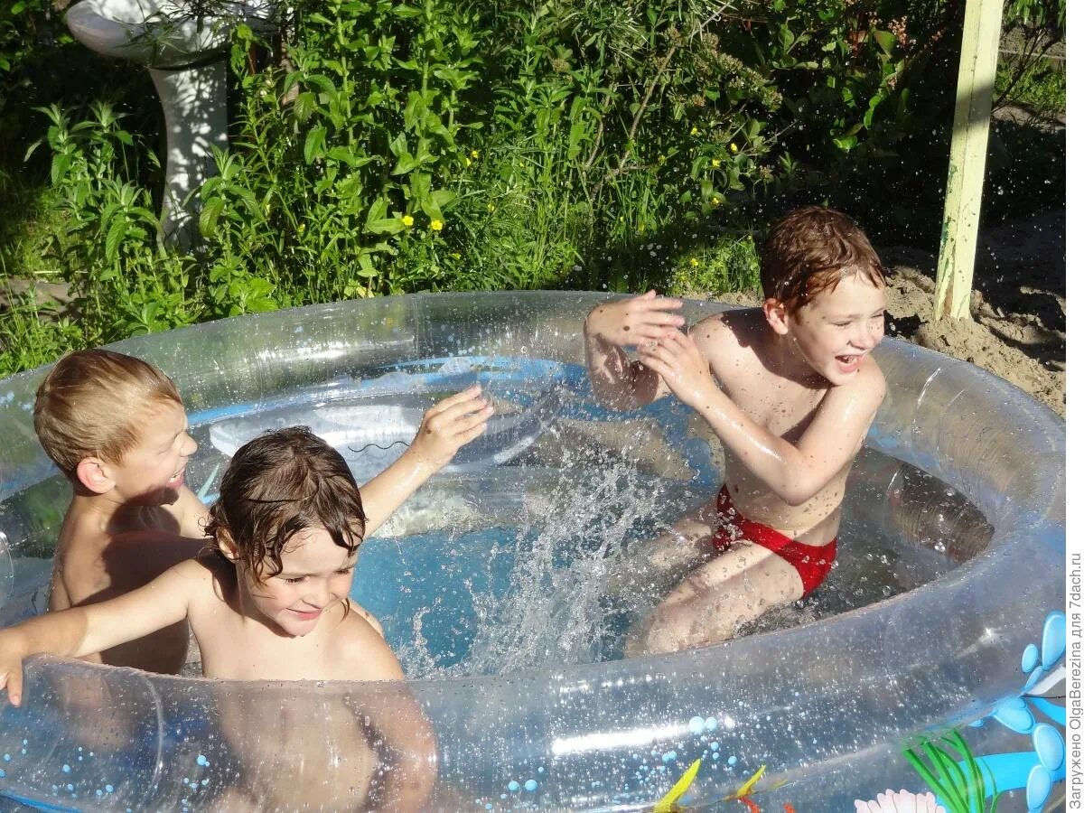 Купание детей в бассейне на даче. Девочка в бассейне на даче. Дети в бассейне на даче. Дети в бассейне на даче. Дети в бассейне на даче.