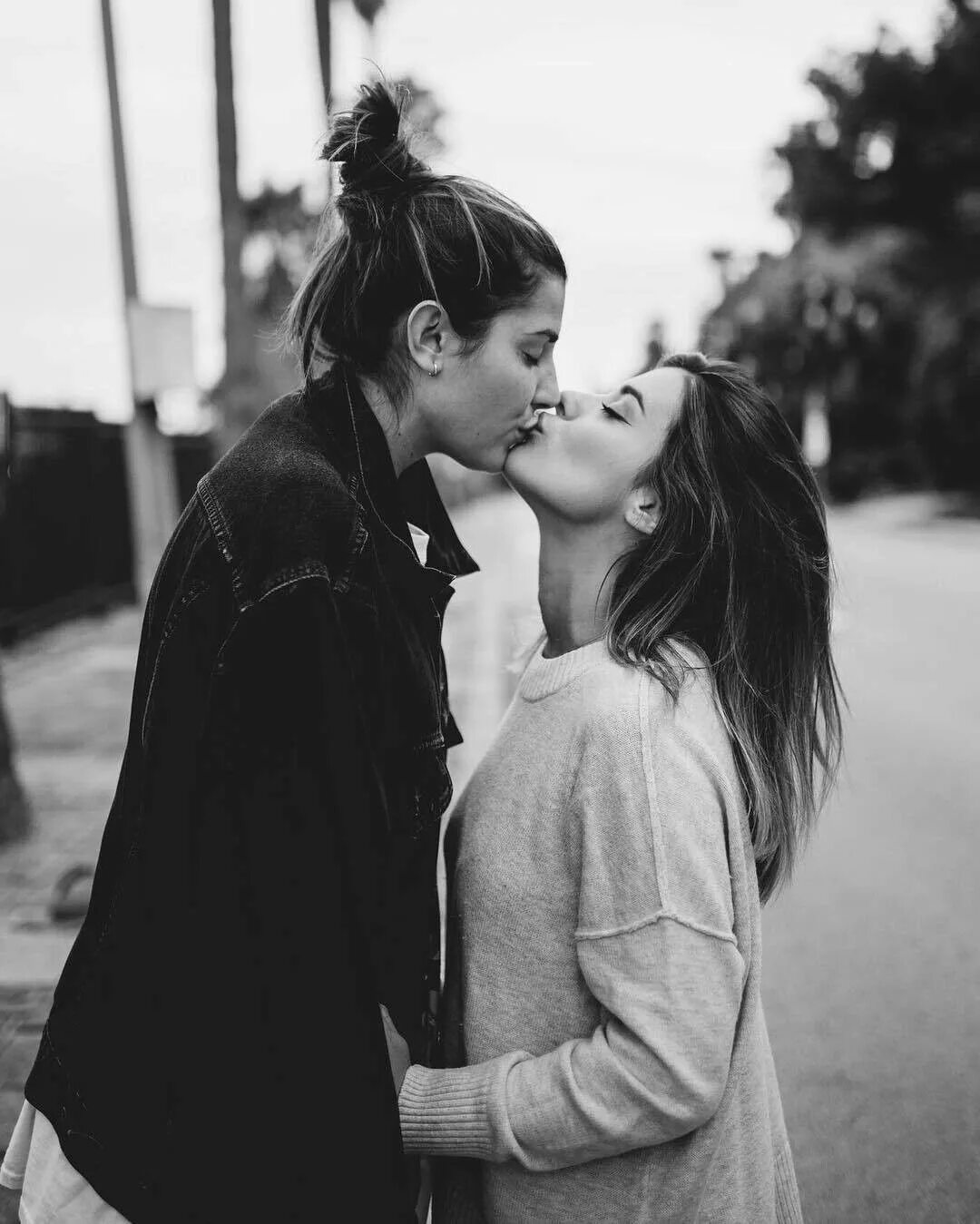 Lesbian 8. Поцелуй девушек. Две девушки любовь. Любовь двух девочек. Девушки целуются.