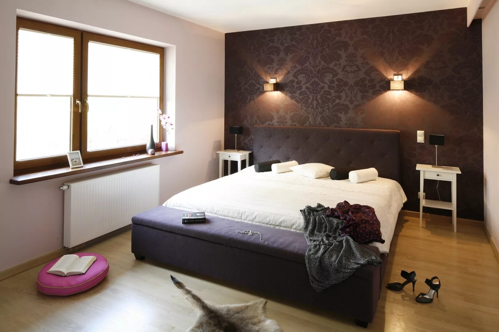 темный ламинат в интерьере. обои под темный цвет. спальня с черной мебелью. цвет стен в гостиной. мебель венге в интерьере.