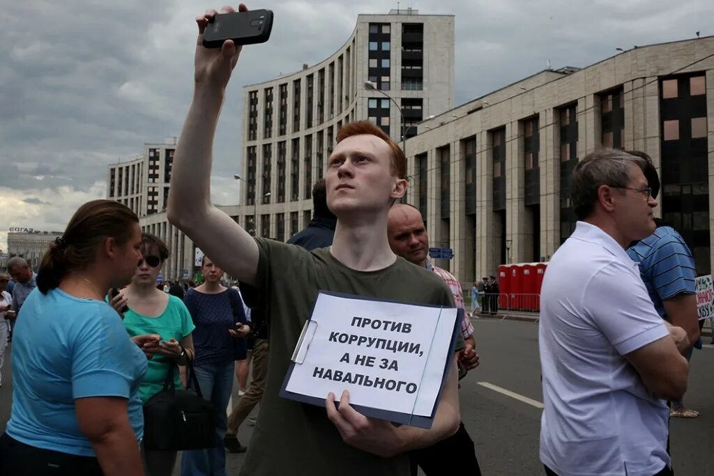Откуда появился навальный. Навальный фото. Навальный на проспекте Сахарова. Против Навального. Навальный прикол митинги.