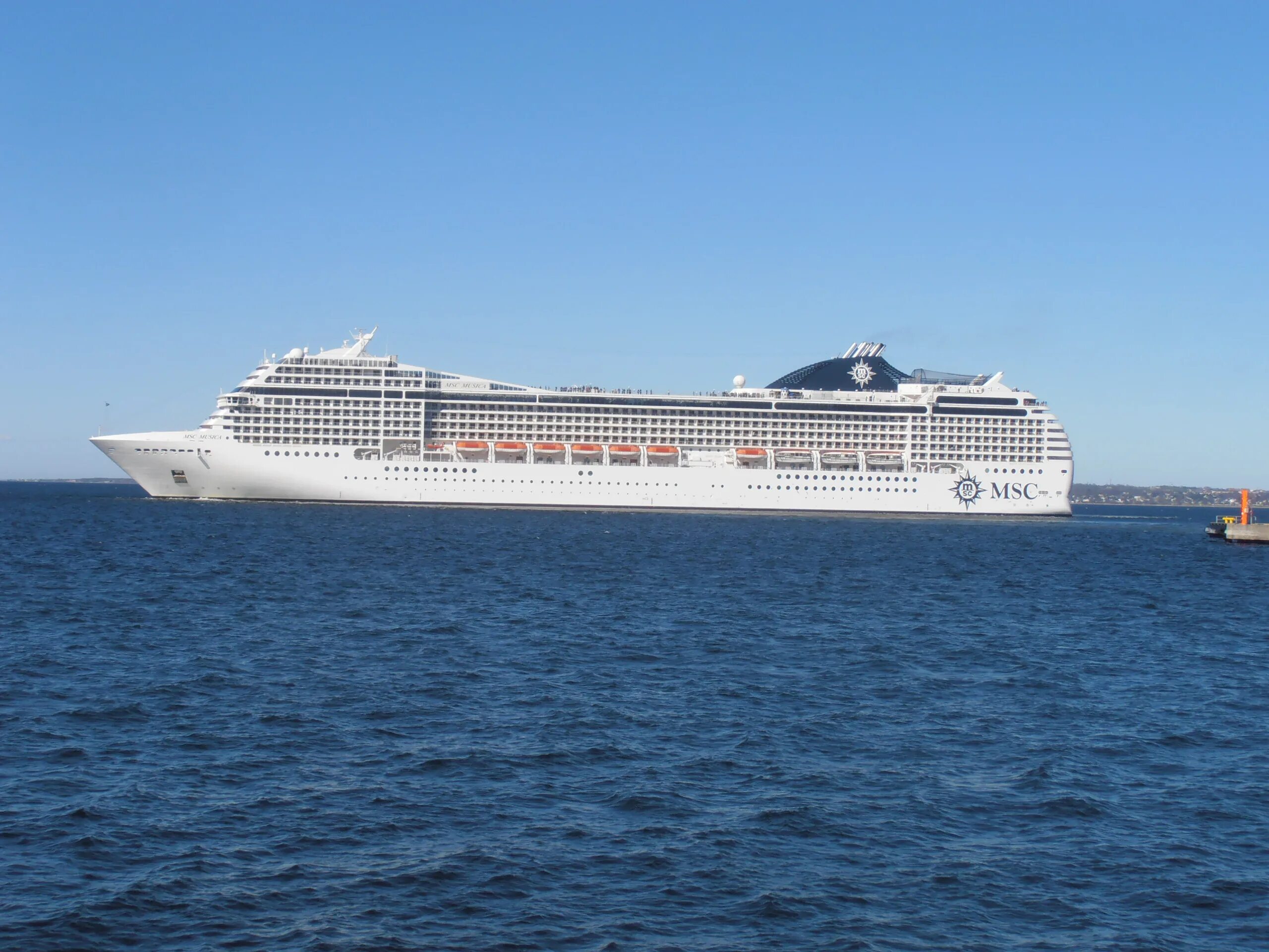 Msc местоположение. Лайнер сплендида круиз. лайнер msc splendida. msc splendida 5 круизный лайнер. msc splendida круизный лайнер фото.