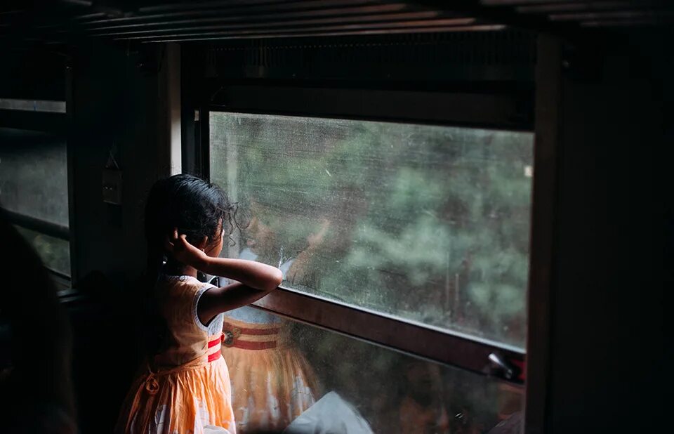 I usually the window for the. Шри ланка девушка поезд. look in the window. человек за стеклом. the girl in the window.