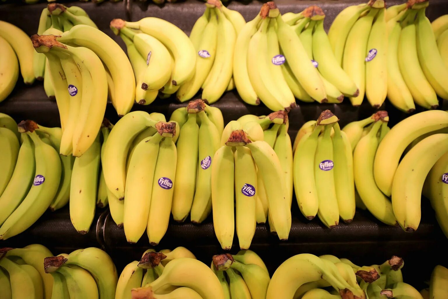 Бананчики. Бананы на прилавке. Бананы в магазине. Пучок бананов. Рынок бананов.