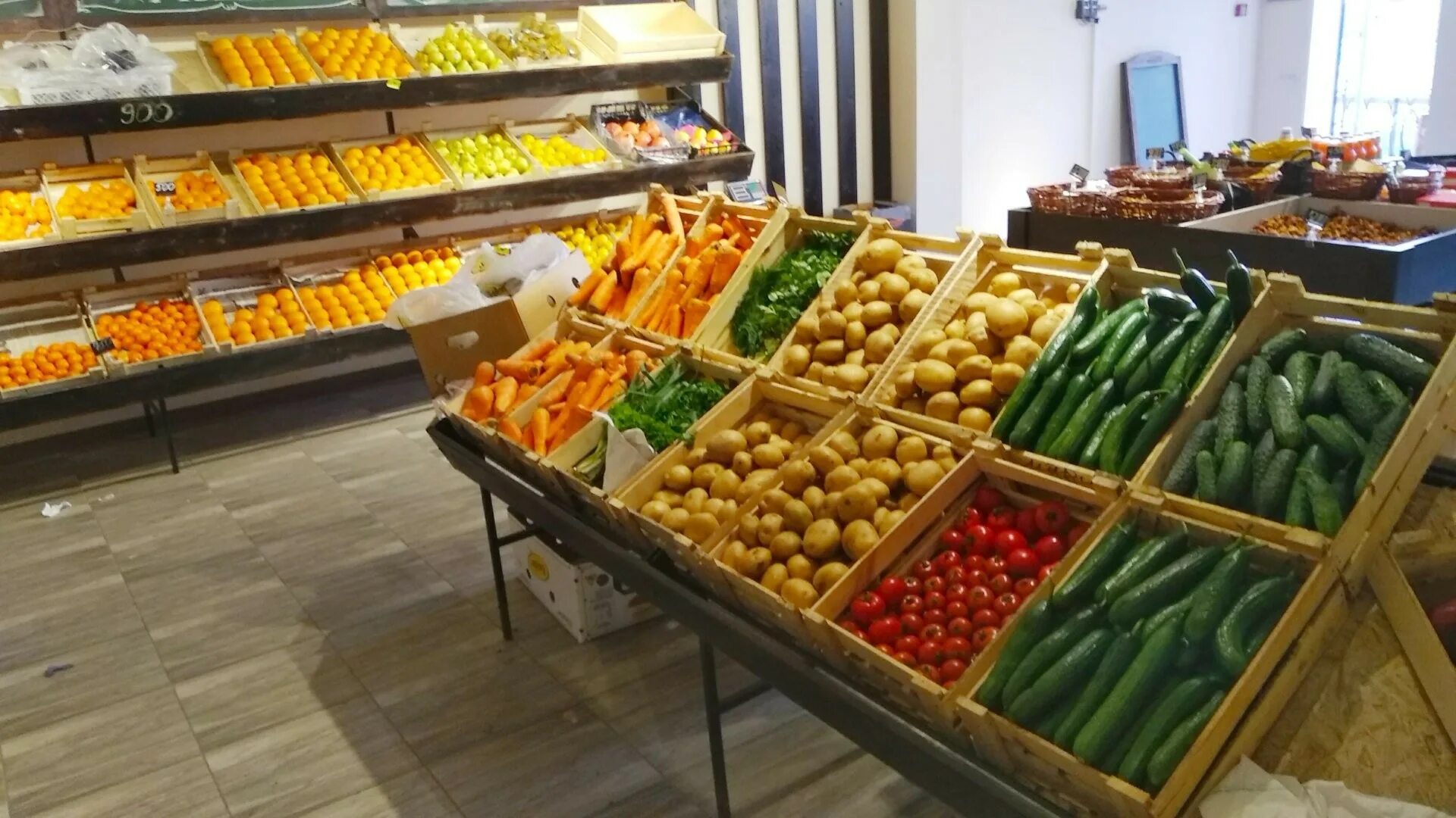 На прилавках магазинов лежат отборные. Овощной прилавок. Овощи на прилавке. Выкладка овощей. Прилавок с овощами и фруктами.