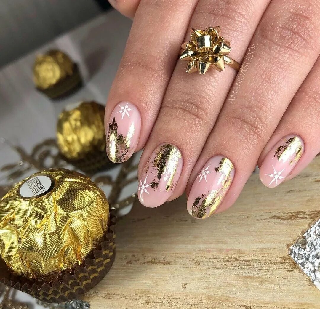 Маникюр с поталью золотой 2022. Ногти с фольгой. Маникюр с поталью золотой 2022. Маникюр с поталью золотой 2021. Ногти с поталью.