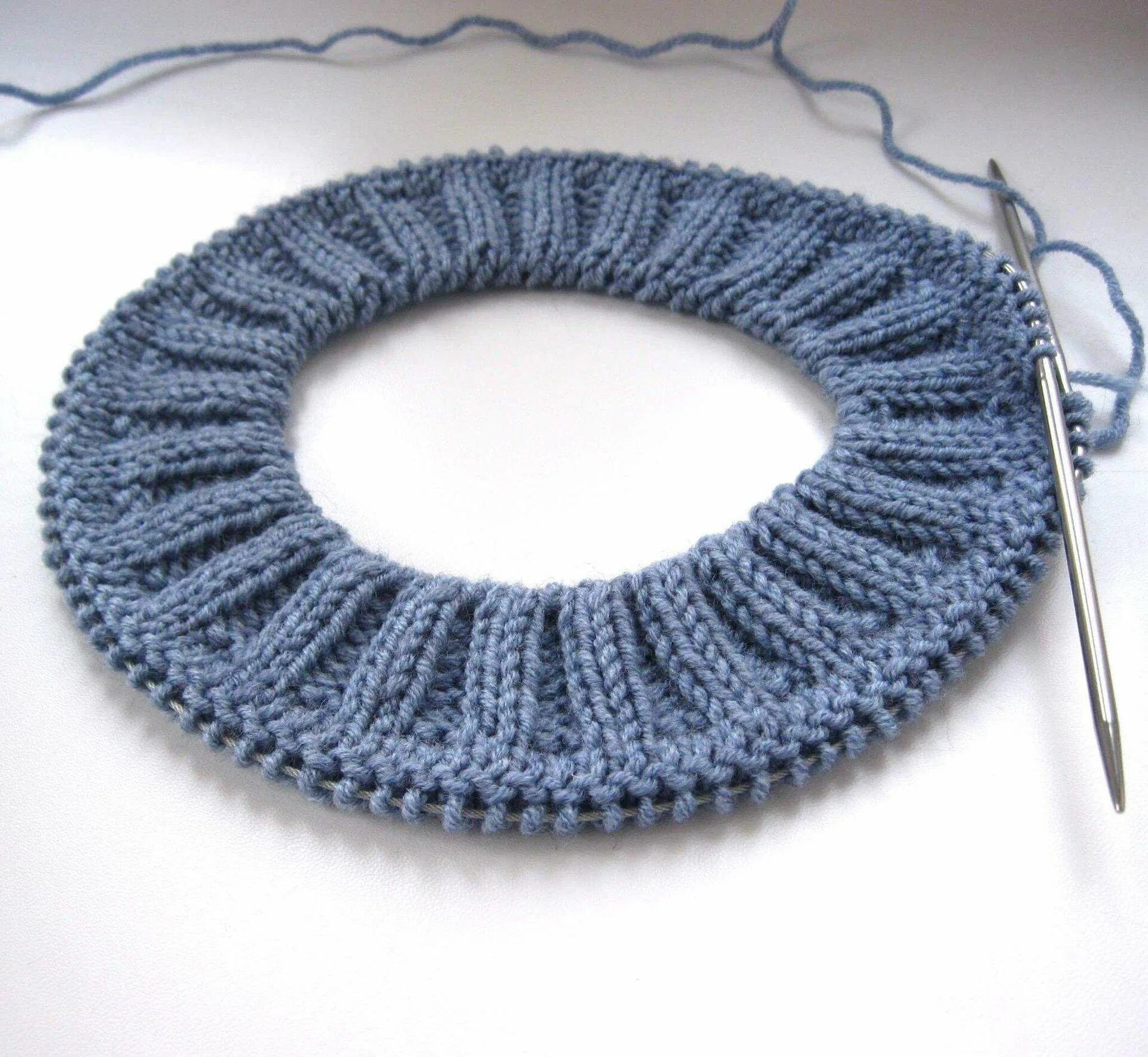 Пуловер реглан домоседка. Джемпер оджи голубой. Свитер реглан. Воротник с регланом спицами. Вязаный круглый воротник.