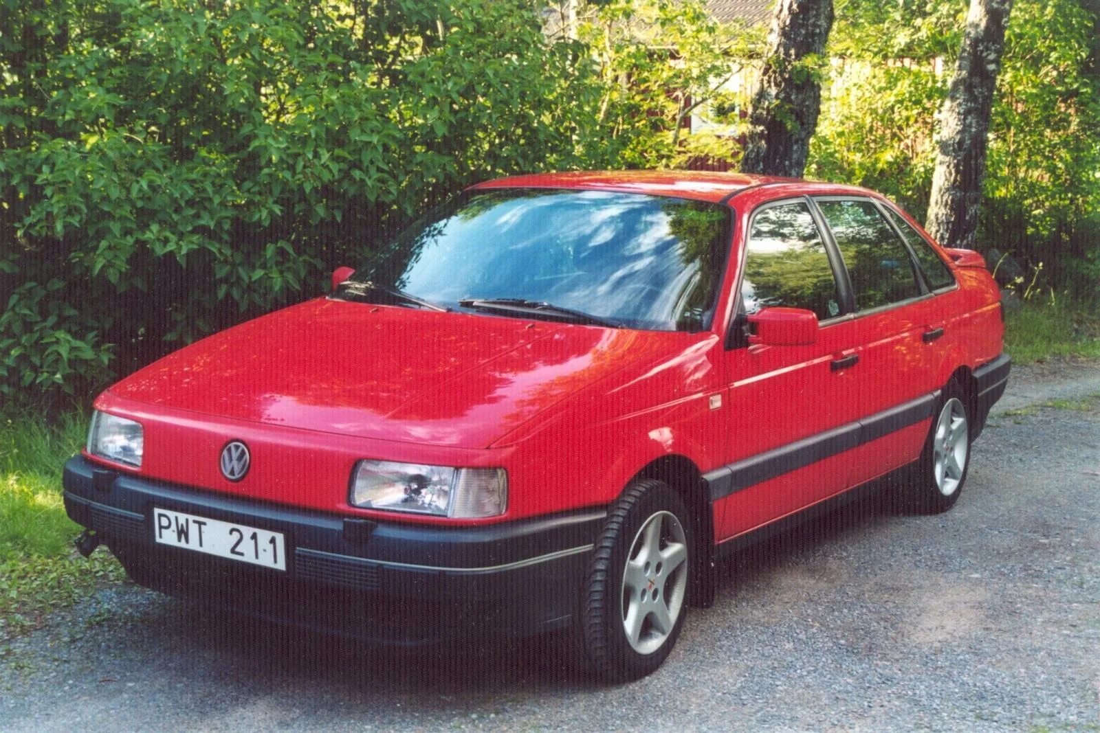 Года выпуска пассат б. Volkswagen Passat b3 седан красный. Фольксваген Пассат 1993. Фольксваген Пассат 1993 красный. Фольксваген Пассат б3 1993.