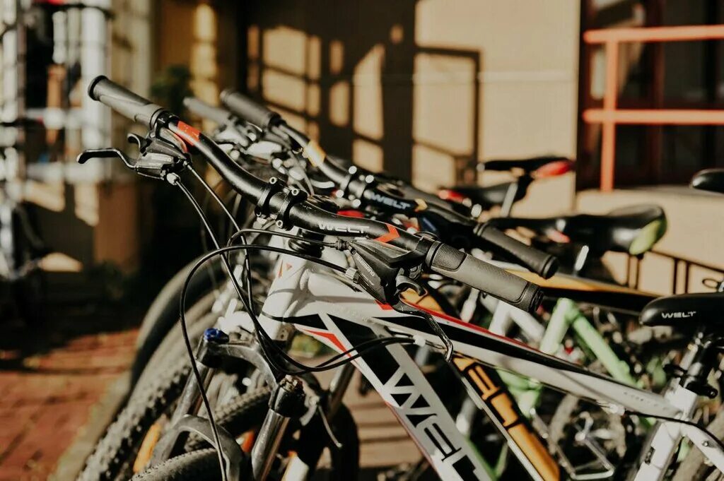 Кикшеринг в москве. Кикшеринг делисамокат. Прокатный самокат. Лучший прокат. Каршеринг самокатов в москве.