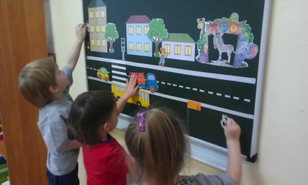 Занятия ПДД В детском саду. Пособие по ПДД В детском саду. ПДД на стене в детском саду. Пособия по правилам дорожного движения в детском саду.